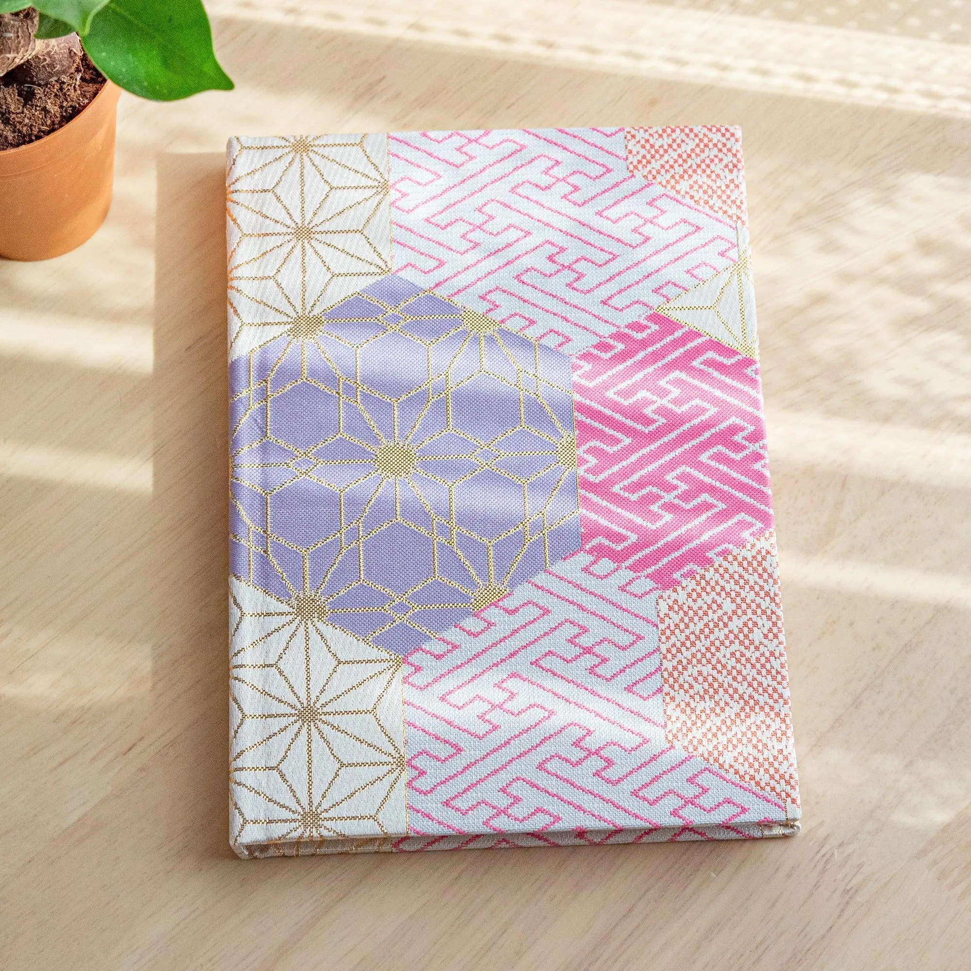 Nishijin Textile Auspicious Gathered Crests Notebook (B6)